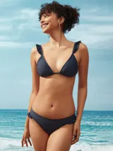 Bikini azul oscuro de triángulo con volantes en los tirantes y parte inferior con detalles rizados.