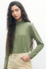 Remera verde oliva de manga larga con cuello alto con punto smock.