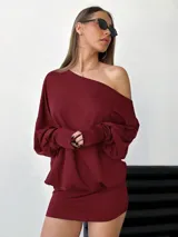 Vestido corto elastizado color bordó, asimétrico, con manga larga y hombro al descubierto.