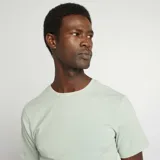 Remera verde jade de corte slim fit y cuello redondo.