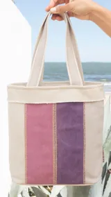 Bolsa matera de tela canvas combinada con división interna para organizar termo y mate. Incluye asa corta de mano.