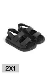 Sandalias negras de cuero con dos tiras ajustables con velcro.