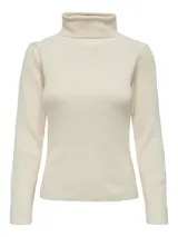 Suéter de punto color crema con cuello alto y mangas largas con detalle de frunce en los hombros.
