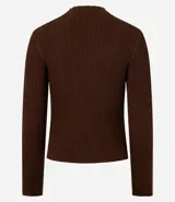 Blusa marrón de punto con cuello alto y manga larga.