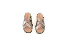 Sandalias plateadas de cuero con tiras cruzadas y plantilla anatómica de PU.