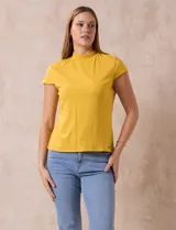 Remera amarilla de algodón con cuello alto.
