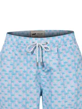 Short de baño celeste con estampado de caballitos de mar rosados. Tiene cintura elástica con cordón ajustable, bolsillos laterales y traseros.