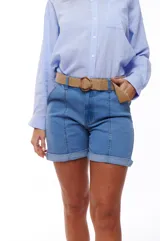 Short de jean celeste con cintura alta y cinturón de soga.