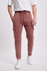 Pantalón deportivo cargo jogger color marrón con bolsillos laterales y tobillos ajustados.