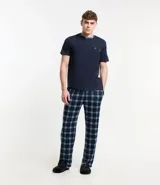 Conjunto de pijama largo para hombre, compuesto por una remera de manga corta azul marino con bolsillo en el pecho y un pantalón largo con cintura elástica y estampado de cuadros azules y blancos.