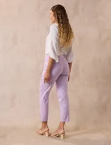 Pantalón recto verde esmeralda de gabardina elastizada, marca Zac & Rachel. Tiene pretina ancha con faja interna modeladora, bolsillos simulados en la parte delantera y bolsillos ojal en la parte trasera.