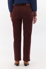 Pantalón burdeos de estilo clásico, con corte recto y detalles en costura destacada.