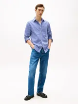 Camisa Tommy Hilfiger de hombre, de popelina de puro algodón con Flex Technology, con diseño de cuadros Vichy azules y blancos. Tiene cuello con botones, puños redondeados con botón, bolsillo de parche en el pecho y logo de Tommy Hilfiger bordado en el bolsillo.