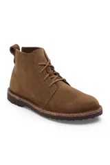 Bota corta de gamuza color marrón oscuro (dark tea), estilo chukka o desert boot, con cordones al tono y suela de corcho y goma.