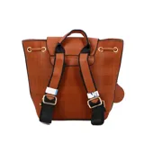 Mochila color beige con estampado a cuadros y detalles en marrón. Tiene una solapa con cierre de hebilla, un bolsillo frontal con cierre y un dije colgante con forma de cara sonriente.