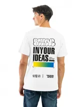 Remera celeste con estampado circular en el pecho, con texto en verde y negro.