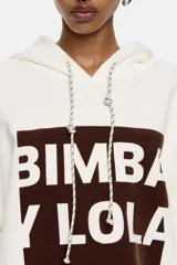 Sudadera oversize con capucha ajustable con cordones, de algodón color crudo con logo Bimba y Lola estampado en marrón. Manga larga con puños ajustados.