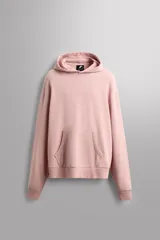 Sudadera con capucha color rosa, confeccionada en tejido de algodón. Tiene cuello con capucha ajustable, manga larga, bolsillo frontal tipo canguro y logo bordado a tono.