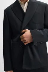 Blazer straight fit confeccionada en tejido de lana de origen italiano. Cuello con solapas de pico y manga larga acabada en puño con botones. Bolsillos de plastrón en pecho y cadera. Detalle de bolsillo interior. Bajo con aberturas en espalda. Cierre frontal de botonadura cruzada.