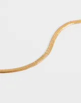 Gargantilla choker dorada con diseño de cadena snake y cierre de mosquetón.