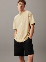 Shorts negros de algodón texturizado con cintura elástica con cordón, bolsillos laterales y trasero. Monograma de Calvin Klein bordado en la cadera.