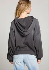 Hoodie gris oscuro con capucha y cordón ajustable. Estampado frontal con el logo de la banda The Rolling Stones en color blanco.