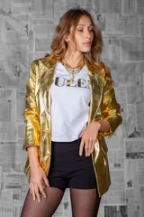 Blazer dorado metalizado con corte recto y solapa clásica.