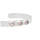 Pulsera de plata 925 con diseño abierto y tres piedras de cuarzo rosado ovaladas.