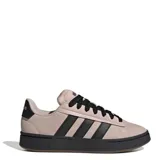 Championes Adidas Grand Court Alpha color taupe con detalles en negro, cordones negros y las tres tiras características de la marca en los laterales.