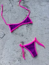 Conjunto de bikini triangular con tiras finas, disponible en color negro con borde blanco, naranja con borde amarillo y violeta con borde fucsia.