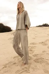 Top de lino color beige con estampado tie dye, escote en V y mangas 3/4.