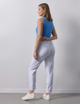 Pantalón liso color beige, marca Dash, con pretina elastizada, bolsillos delanteros y bolsillos traseros simulados.
