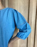Blusa color rosa con mangas 3/4 y cuello redondo.