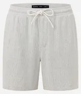 Bermuda masculina color blanco con textura jacquard en patrón chevron, cintura elástica con cordón y bolsillos funcionales.