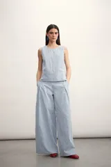 Pantalón palazzo con estampado a rayas verticales azules y blancas.
