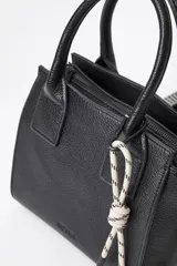 Cartera pequeña en símil cuero efecto graneado con manijas cortas y dos correas desmontables para hombro o cruzada.