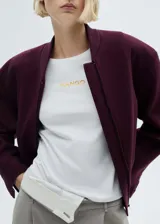 Camiseta blanca de algodón con logo 'Mango' estampado en dorado en el pecho.