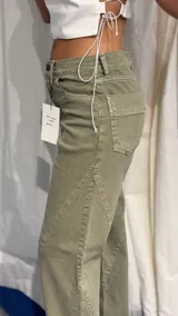 Pantalón de jean color verde oliva, de corte recto y tiro alto.