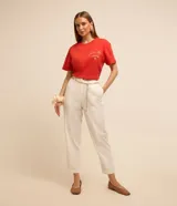 Remera roja de algodón con mangas cortas y cuello redondo. Presenta un bordado con la frase "joie de vivre" y un corazón de strass en el pecho.