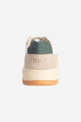Zapatillas urbanas de cuero color blanco y beige con detalles en azul marino.