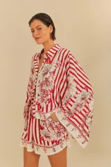 Shorts con estampado de flores tropicales y rayas rojas y blancas.