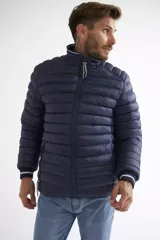 Campera de nylon para hombre, con fit regular, manga larga y cierre entero, equipada con bolsillos con cierre y logo estampado.