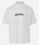 Remera blanca de corte boxy con cuello alto y manga corta. Estampa frontal con la palabra "disaster" en tipografía gótica.