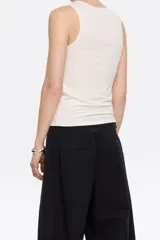 Musculosa negra ajustada con escote redondo y logo bordado con abalorios multicolores.