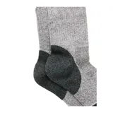 Medias de tipo crew color gris, con tecnología que absorbe la humedad y soporte para el arco.