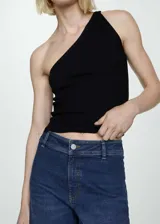 Pantalón de jean azul de corte recto, tiro alto y bajo desflecado.