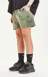 Short de baño verde militar con bolsillos laterales y traseros, cintura elástica con cordón ajustable y calce regular.
