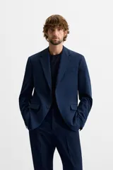 Blazer slim fit azul marino confeccionado en tejido con viscosa. Tiene cuello con solapas de muesca, manga larga con puño con botones, bolsillo de vivo en el pecho, bolsillos de solapa en la cadera, bolsillo interior y aberturas en la espalda.