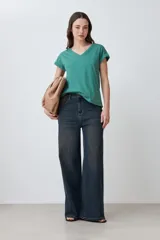 Remera verde con cuello en V y mangas cortas con dobladillo.