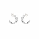 Par de aros tipo argolla abierta bañados en rodio, con incrustaciones de Swarovski Zirconia transparentes de tamaño creciente y perlas Swarovski Crystal Pearl blancas en la parte superior.